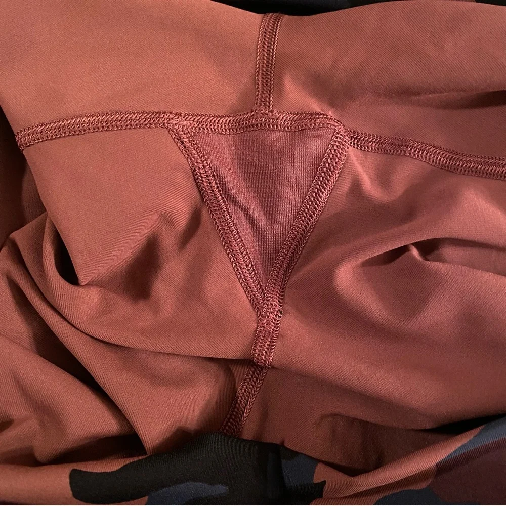 Lululemon Women’s Wunder Under Camouflage Leggings Size 14 Burgundy/Blue EUC